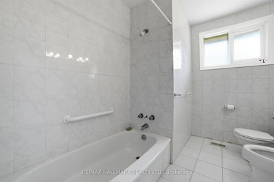 1392 Rebecca Oakville,ON L6L 1Z5 — Photo 15