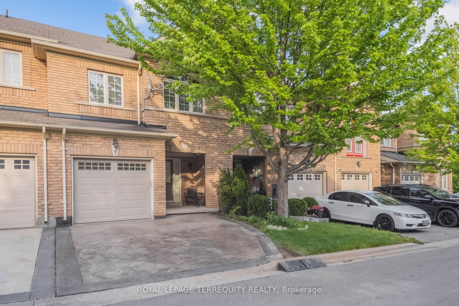 7 Bamboo Grove • Brampton, ON photo 2
