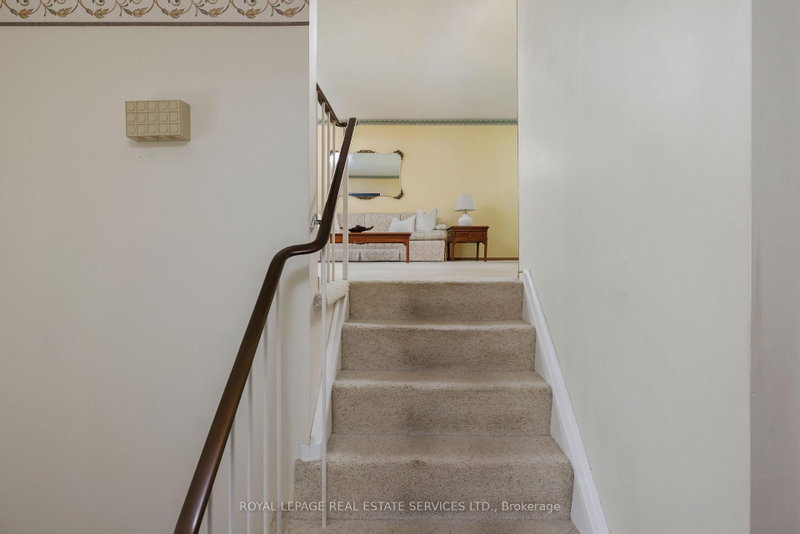 18 Osborne Oakville,ON L6H 1G1 — Photo 5