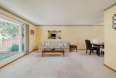 18 Osborne Crescent • Oakville, ON photo 6