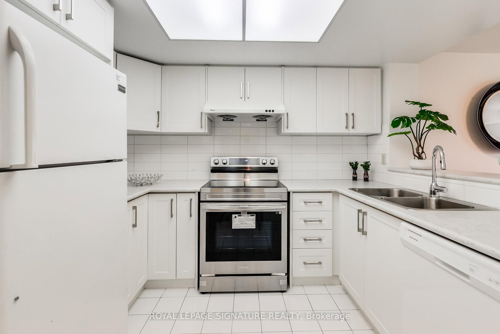 325 Webb Mississauga,ON L5B 3Z9 — Photo 4