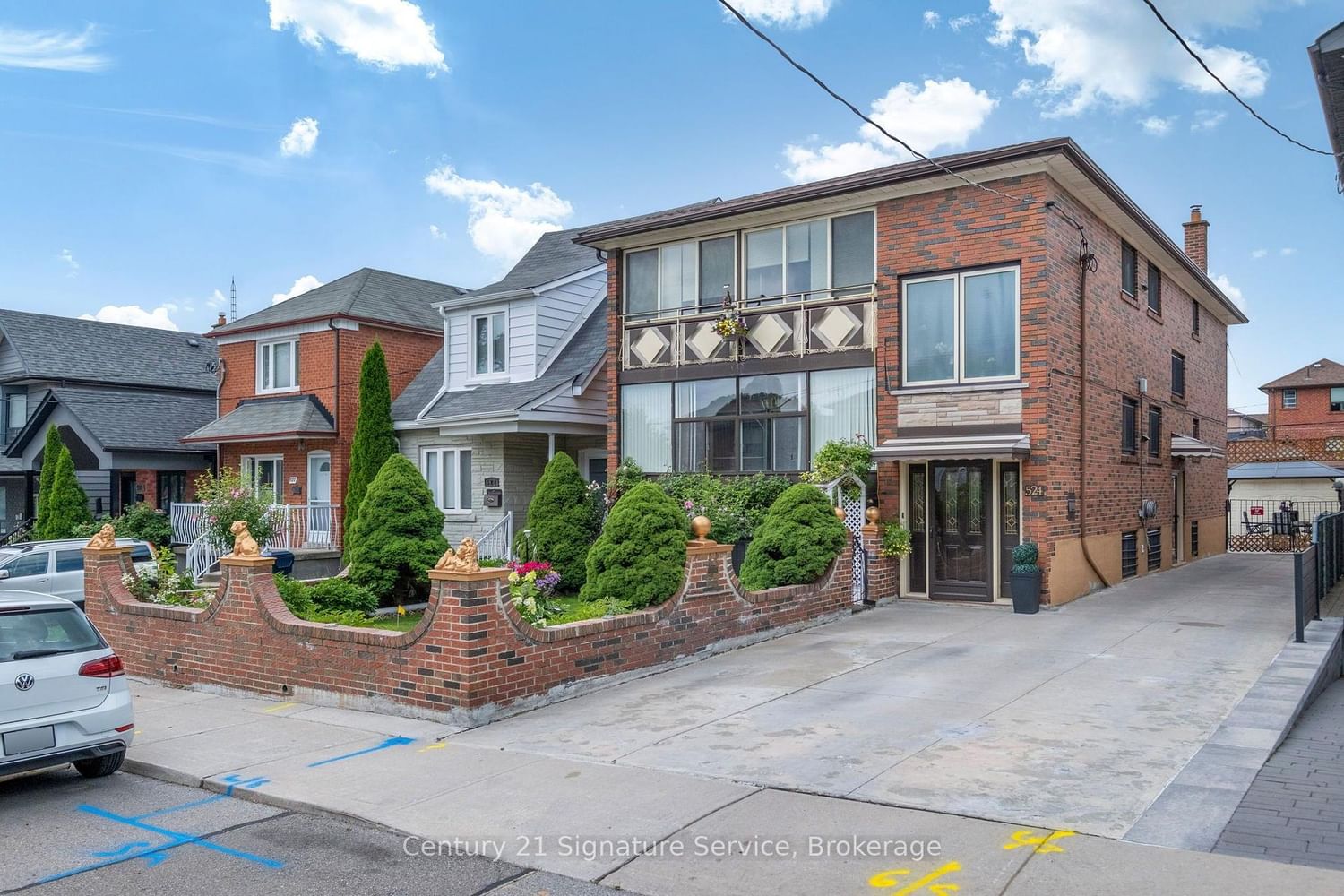 524 Silverthorn Avenue • Toronto, ON photo 2