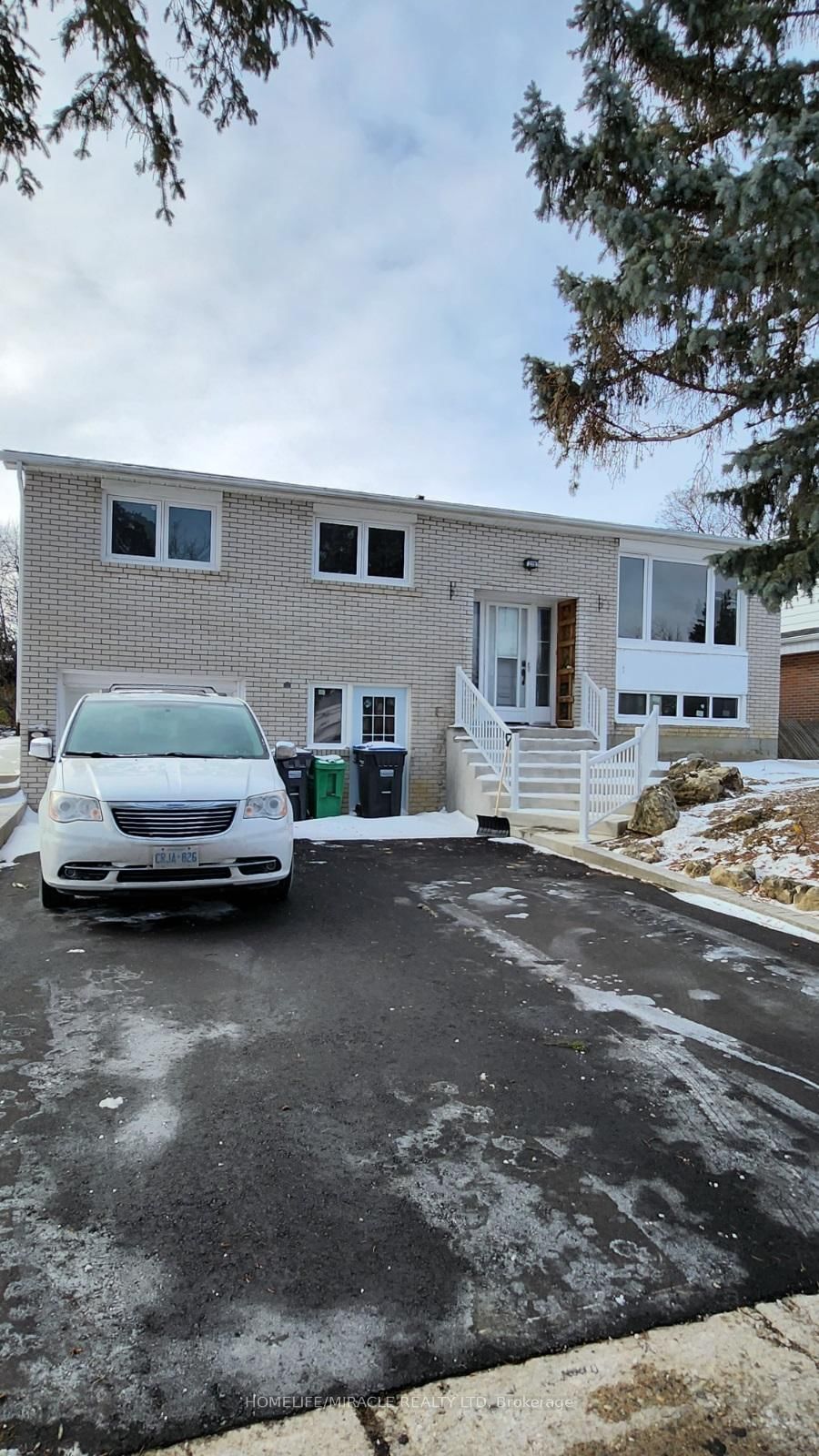 219 Mcmurchy Brampton,ON L6Y 1Z2
