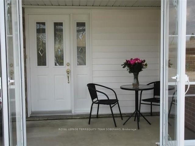 54 Roberts Cres photo 5