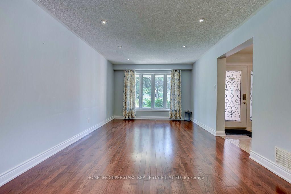 868 Kowal Dr, Mississauga, view 4