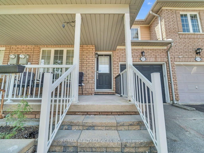 35 Peachleaf Crescent