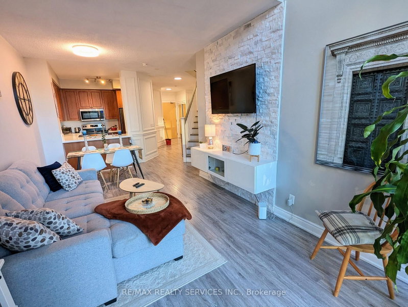 711 - 220 Burnhamthorpe Road W