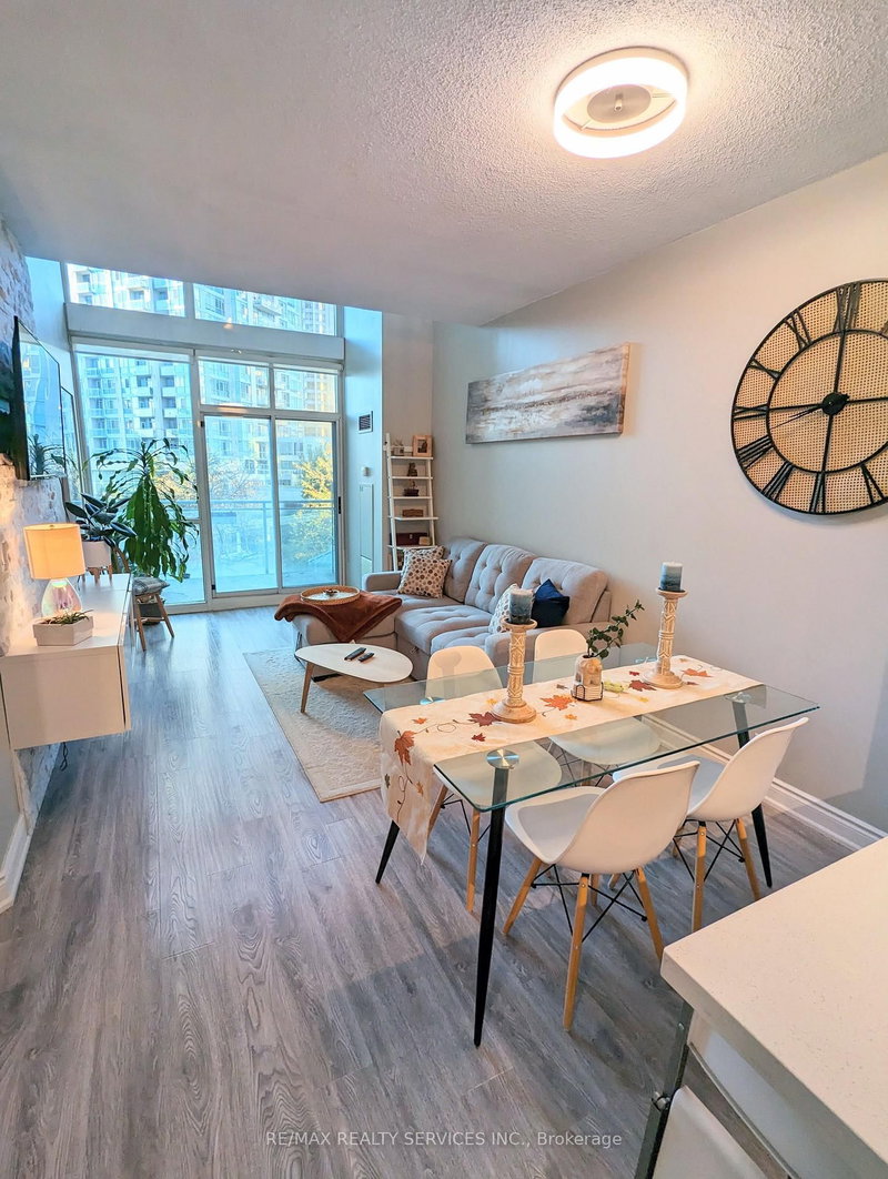 711 - 220 Burnhamthorpe Road W