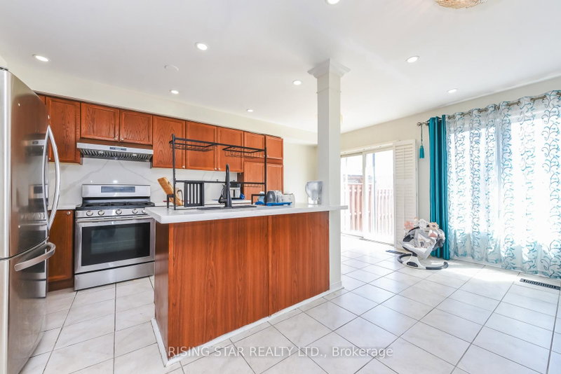 16 Elmpark Brampton,ON L6P 1A8 — Photo 12