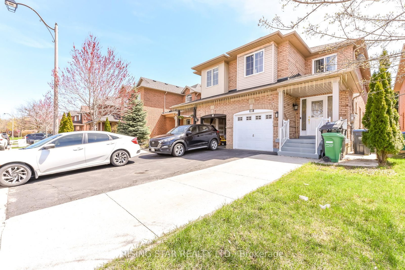16 Elmpark Brampton,ON L6P 1A8 — Photo 3