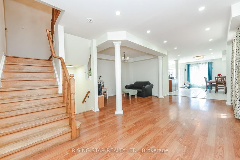 16 Elmpark Brampton,ON L6P 1A8 — Photo 8
