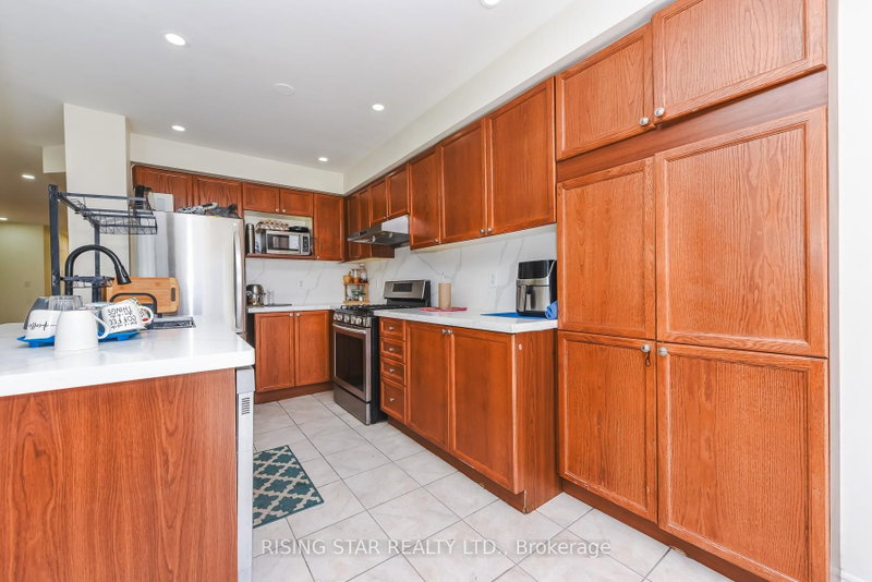 16 Elmpark Brampton,ON L6P 1A8 — Photo 9