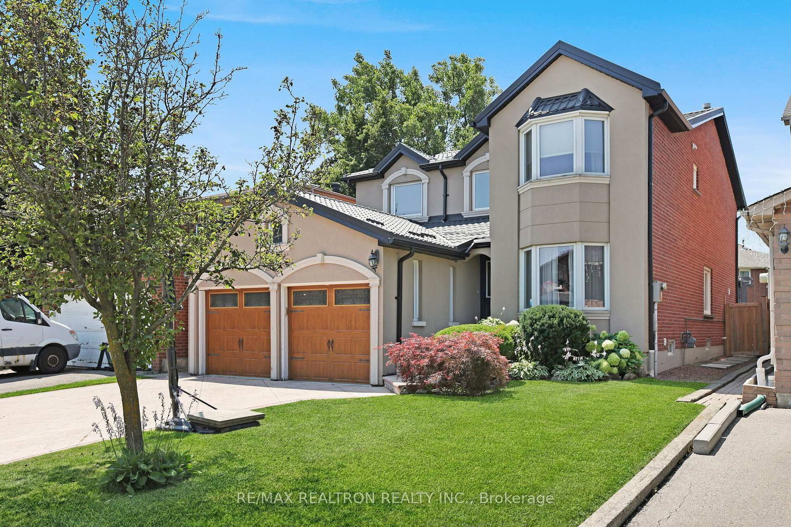 6026 Roxbury Road • Mississauga, ON photo 3