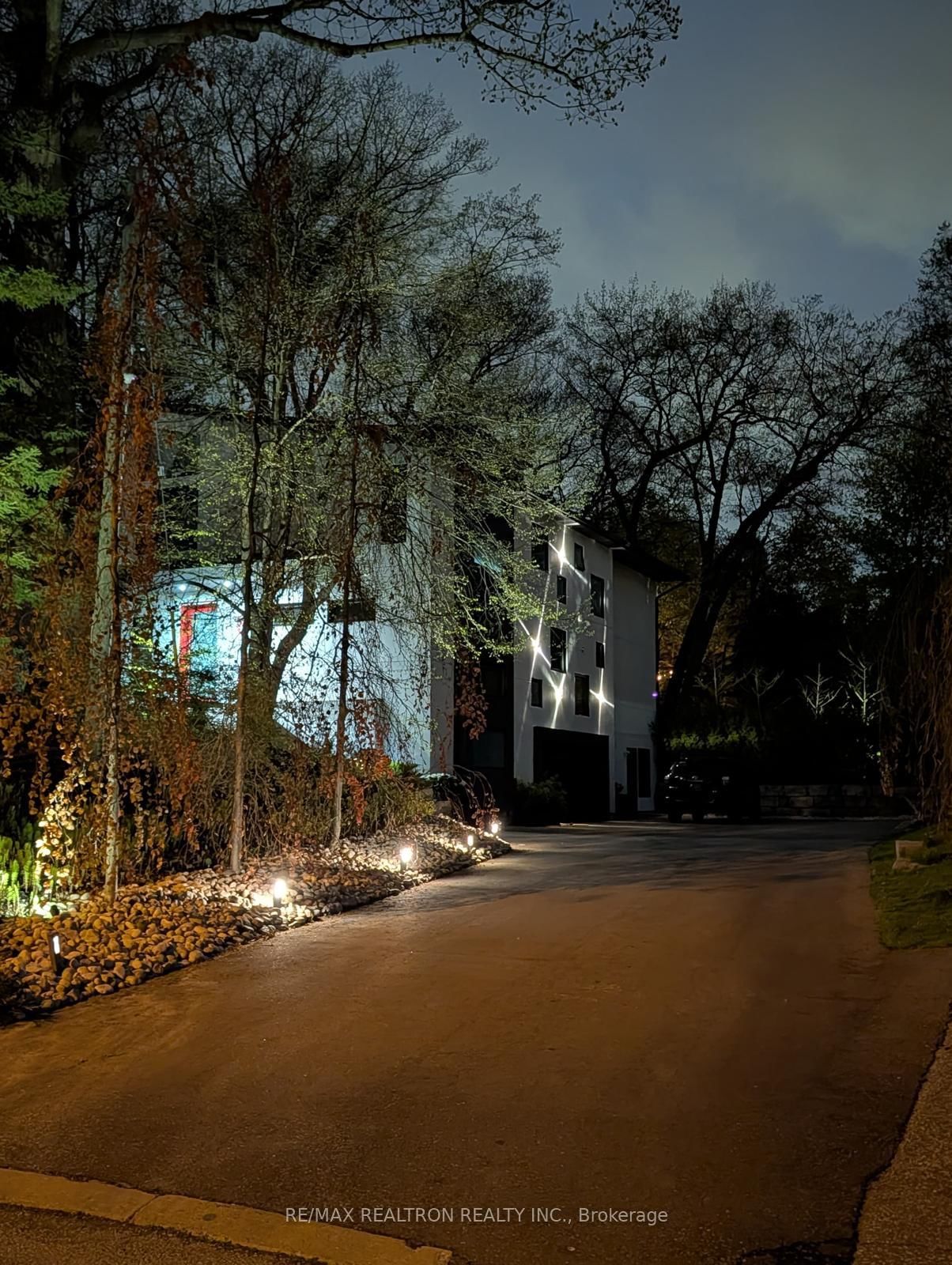8 Breezewood Drive • Toronto, ON photo 48