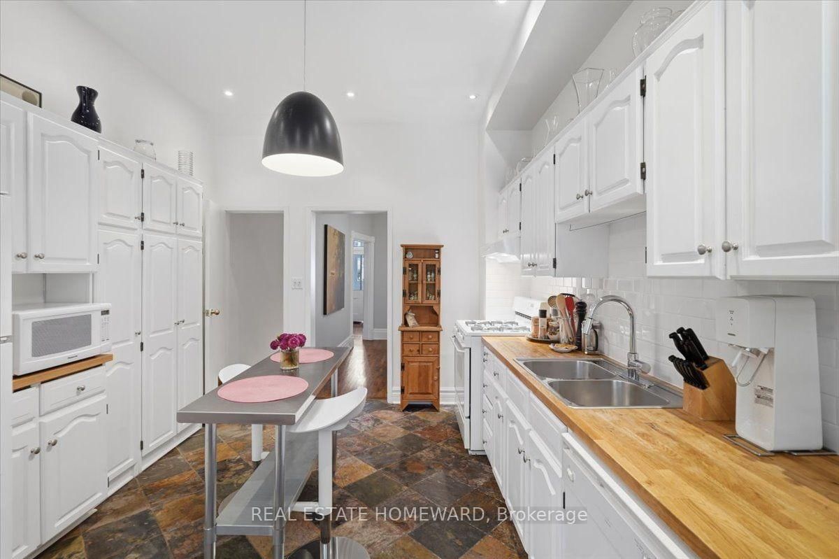 31 Sorauren Avenue • Toronto, ON photo 11