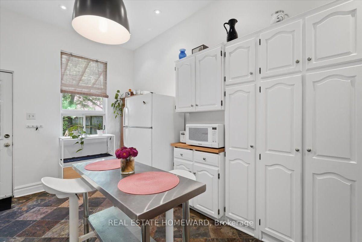 31 Sorauren Avenue • Toronto, ON photo 13