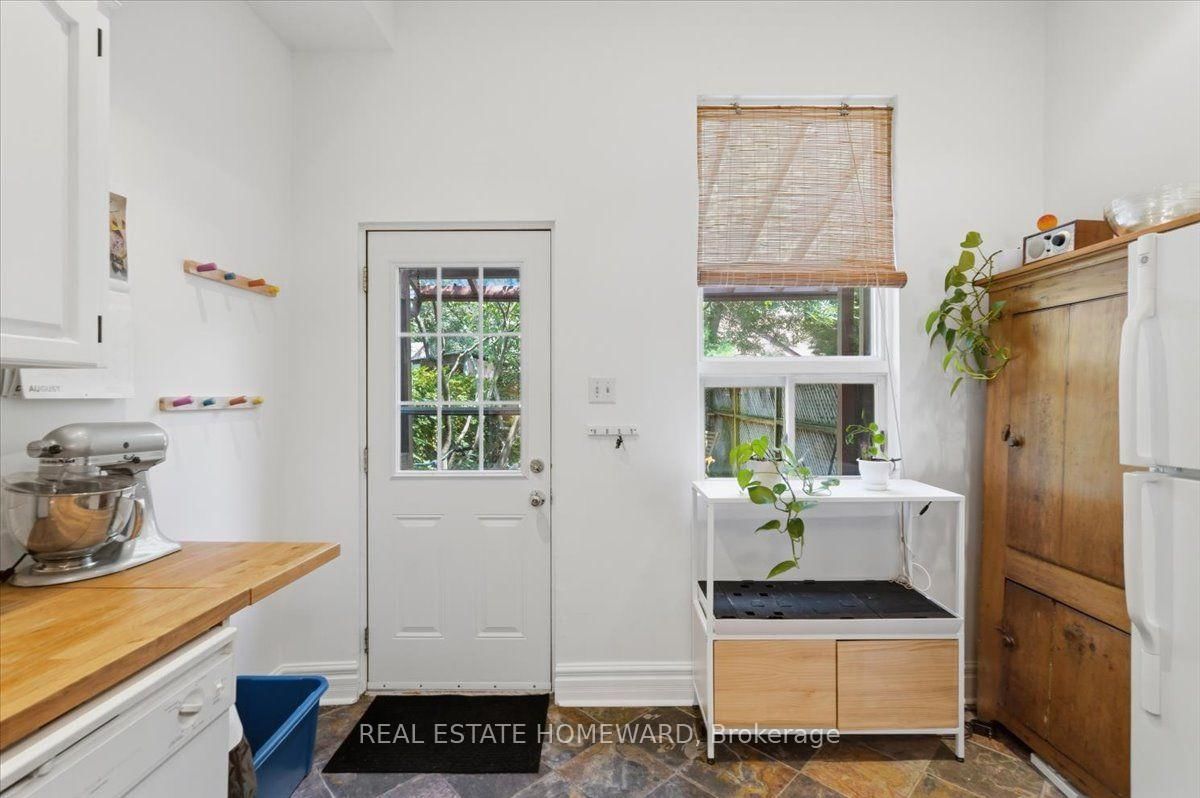 31 Sorauren Avenue • Toronto, ON photo 14