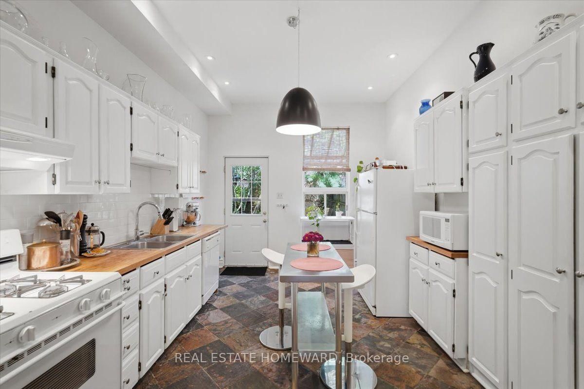 31 Sorauren Avenue • Toronto, ON photo 9