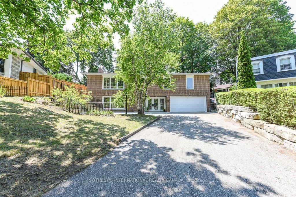 31 Queensborough Crescent • Toronto, ON photo 1