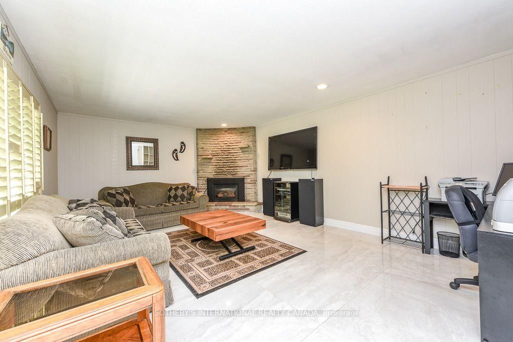 31 Queensborough Crescent • Toronto, ON photo 10