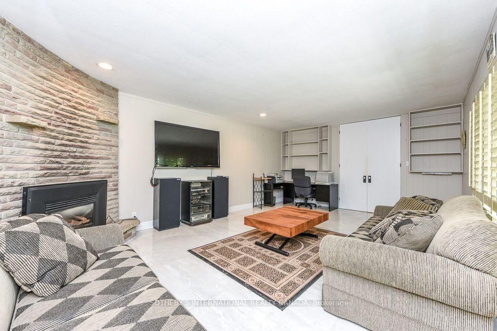 31 Queensborough Crescent • Toronto, ON photo 11