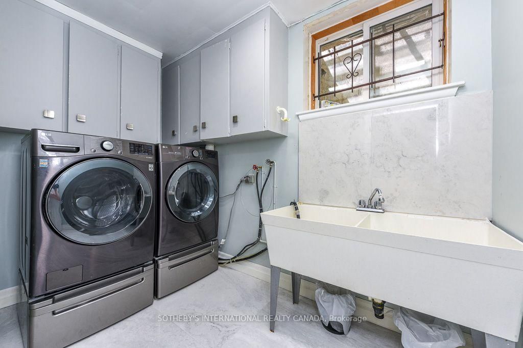 31 Queensborough Crescent • Toronto, ON photo 12