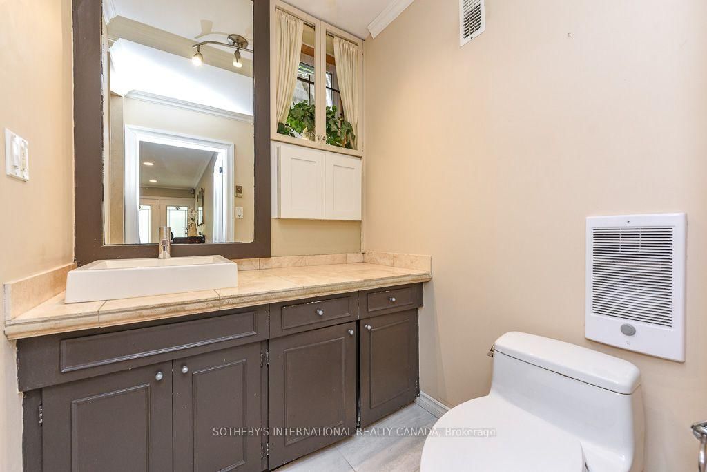 31 Queensborough Crescent • Toronto, ON photo 13