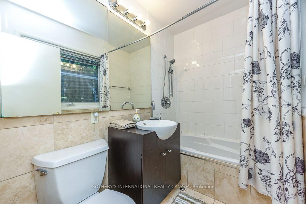 31 Queensborough Crescent • Toronto, ON photo 28