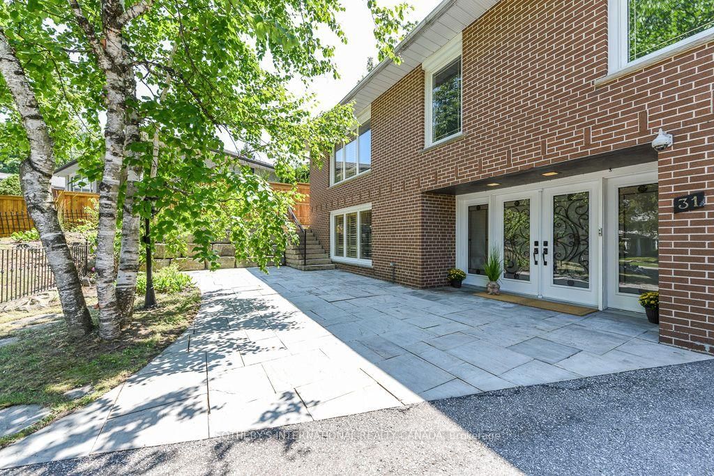 31 Queensborough Crescent • Toronto, ON photo 4