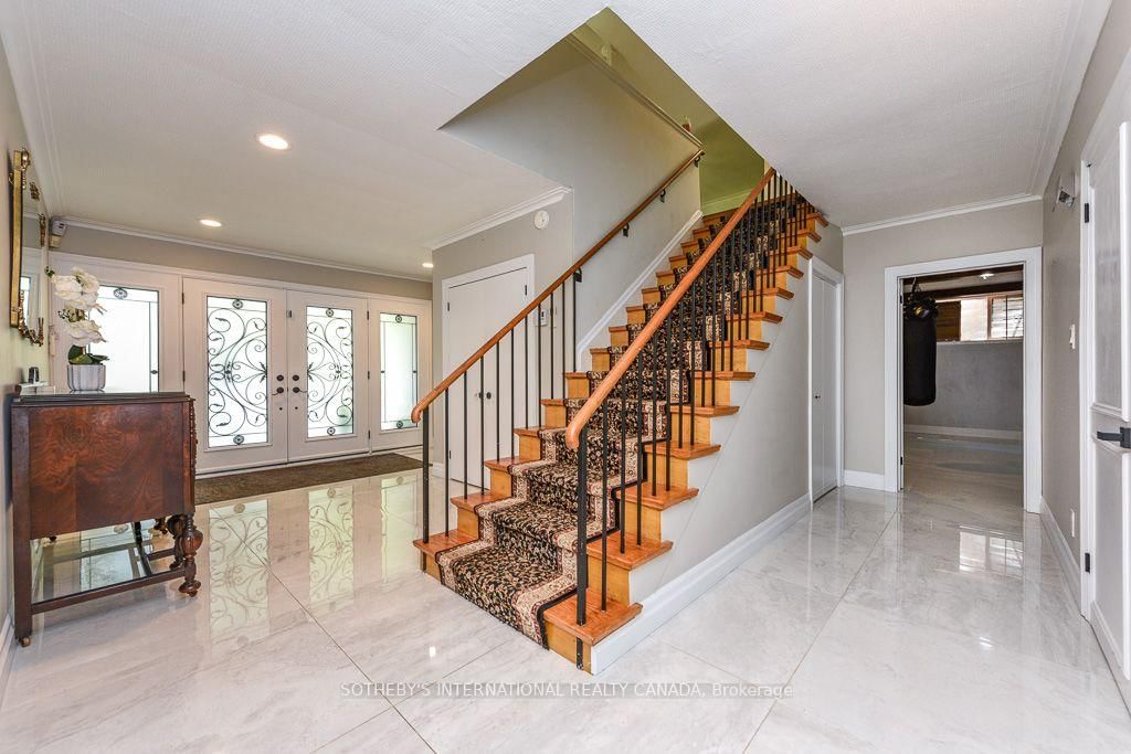 31 Queensborough Crescent • Toronto, ON photo 5
