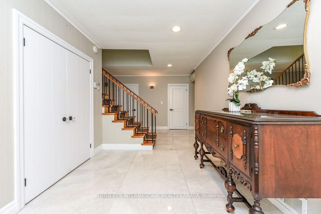 31 Queensborough Crescent • Toronto, ON photo 7