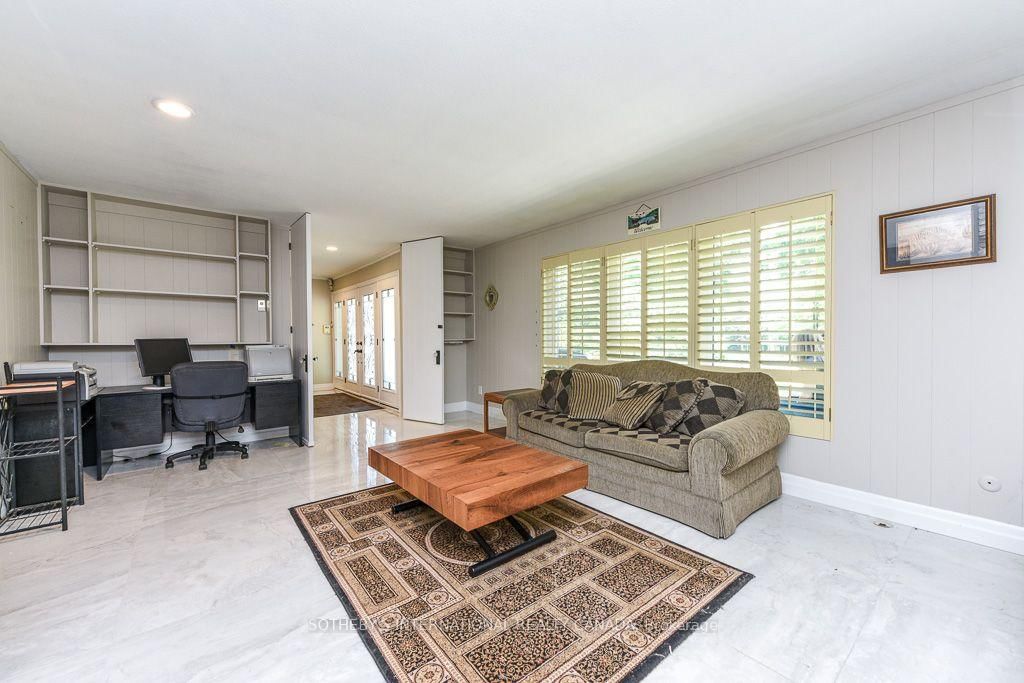 31 Queensborough Crescent • Toronto, ON photo 9