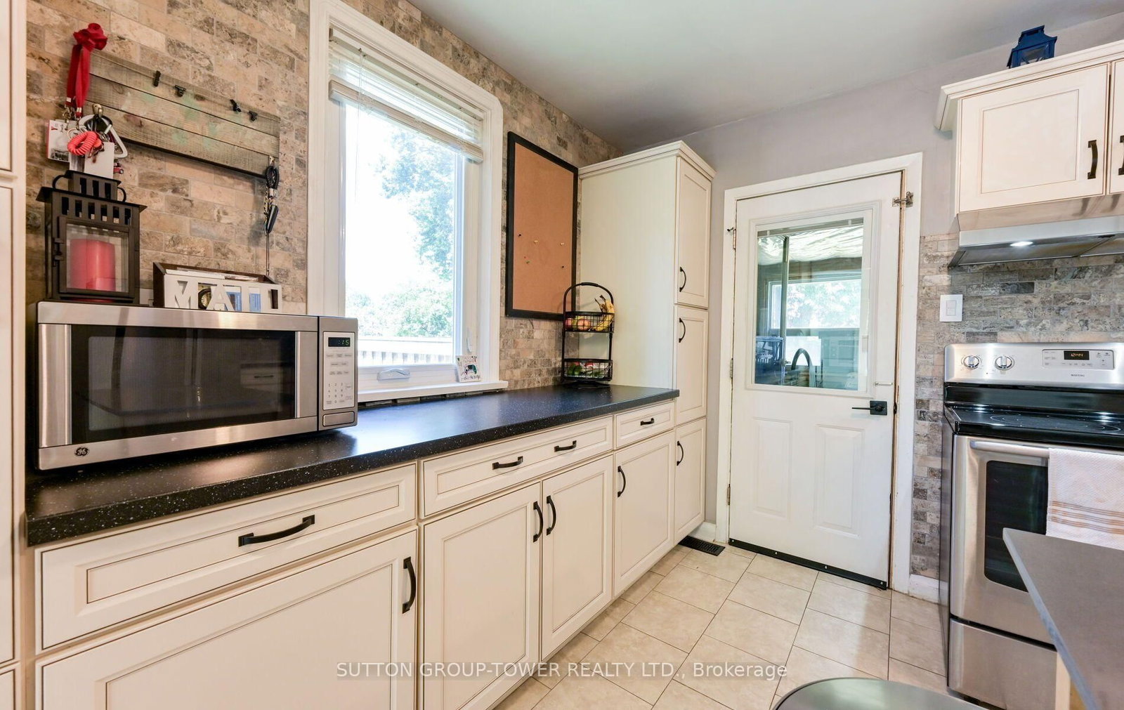 8 Yvonne Avenue N • Toronto, ON photo 13