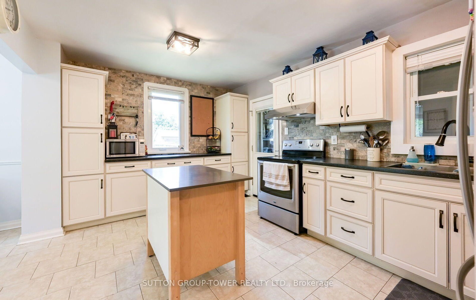 8 Yvonne Avenue N • Toronto, ON photo 15