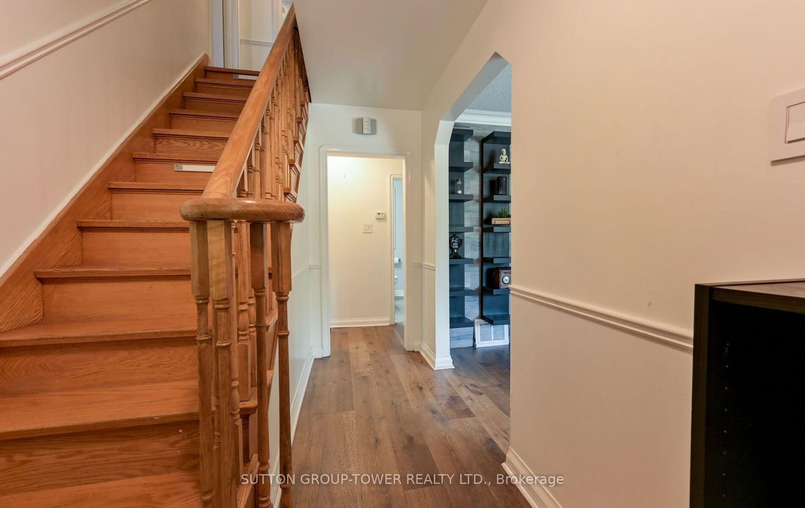 8 Yvonne Avenue N • Toronto, ON photo 7