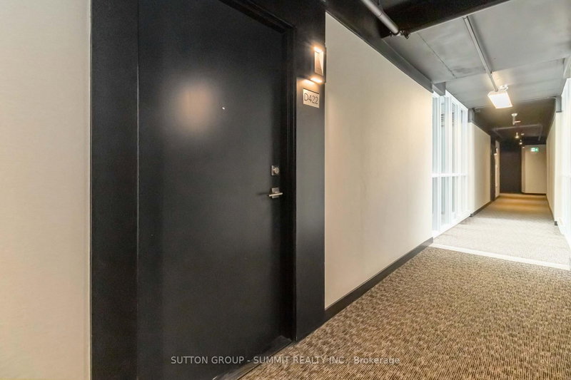 D422 - 5220 DUNDAS Street