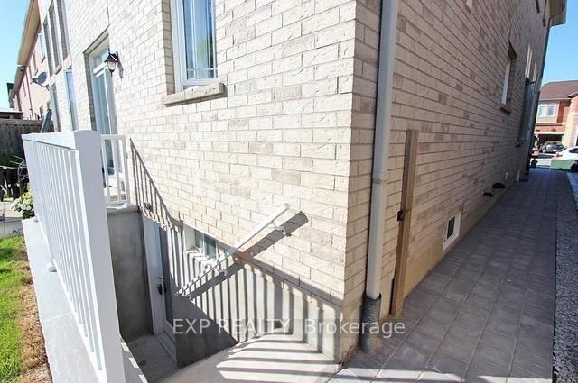 BSMNT - 24 Clarion Road N