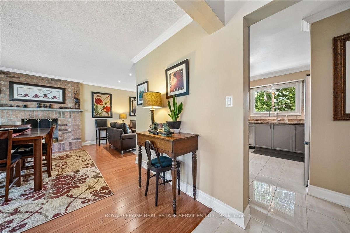Detached House for sale at 987 Sierra Boulevard, Mississauga, Ontario, L4Y 2E3 - Applewood - MLS: W13636802