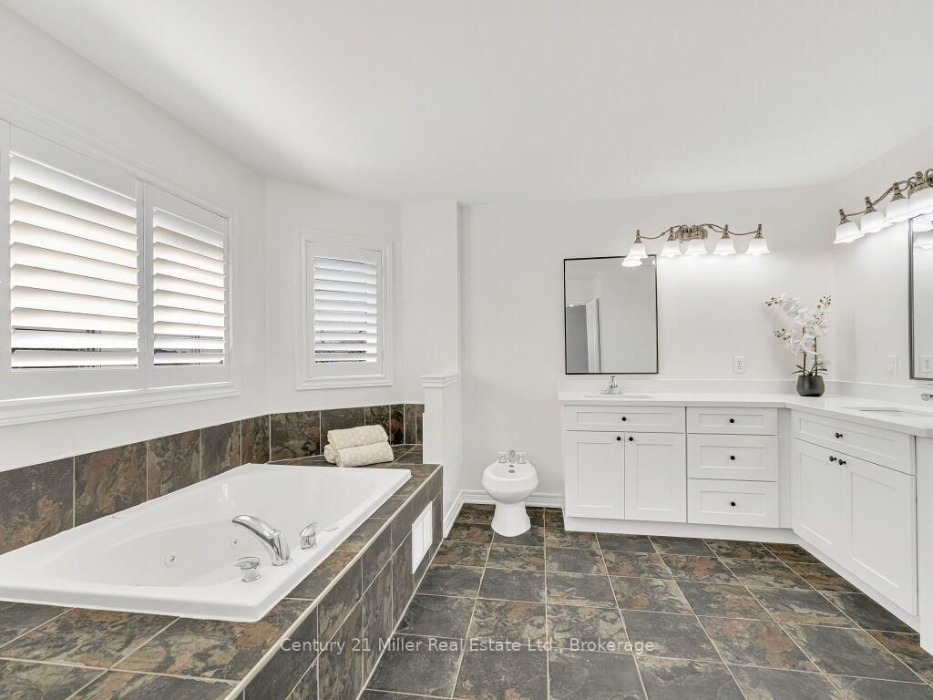 2380 Gladacres Lane • Oakville, ON photo 25
