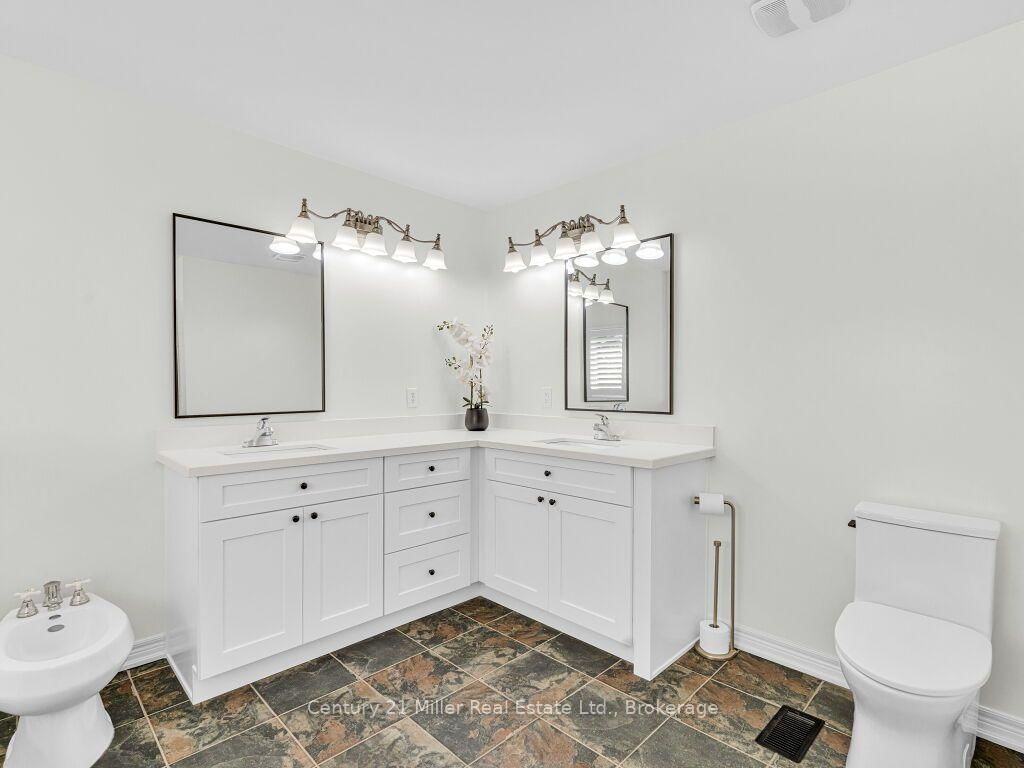 2380 Gladacres Lane • Oakville, ON photo 26