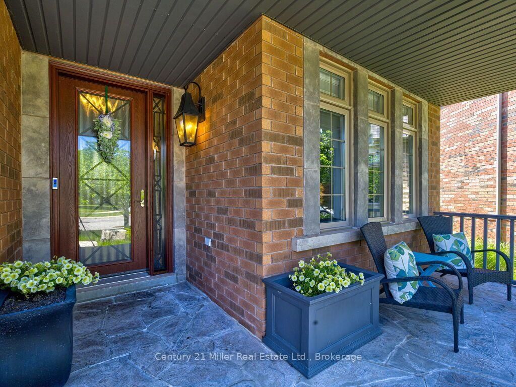 2380 Gladacres Lane • Oakville, ON photo 4