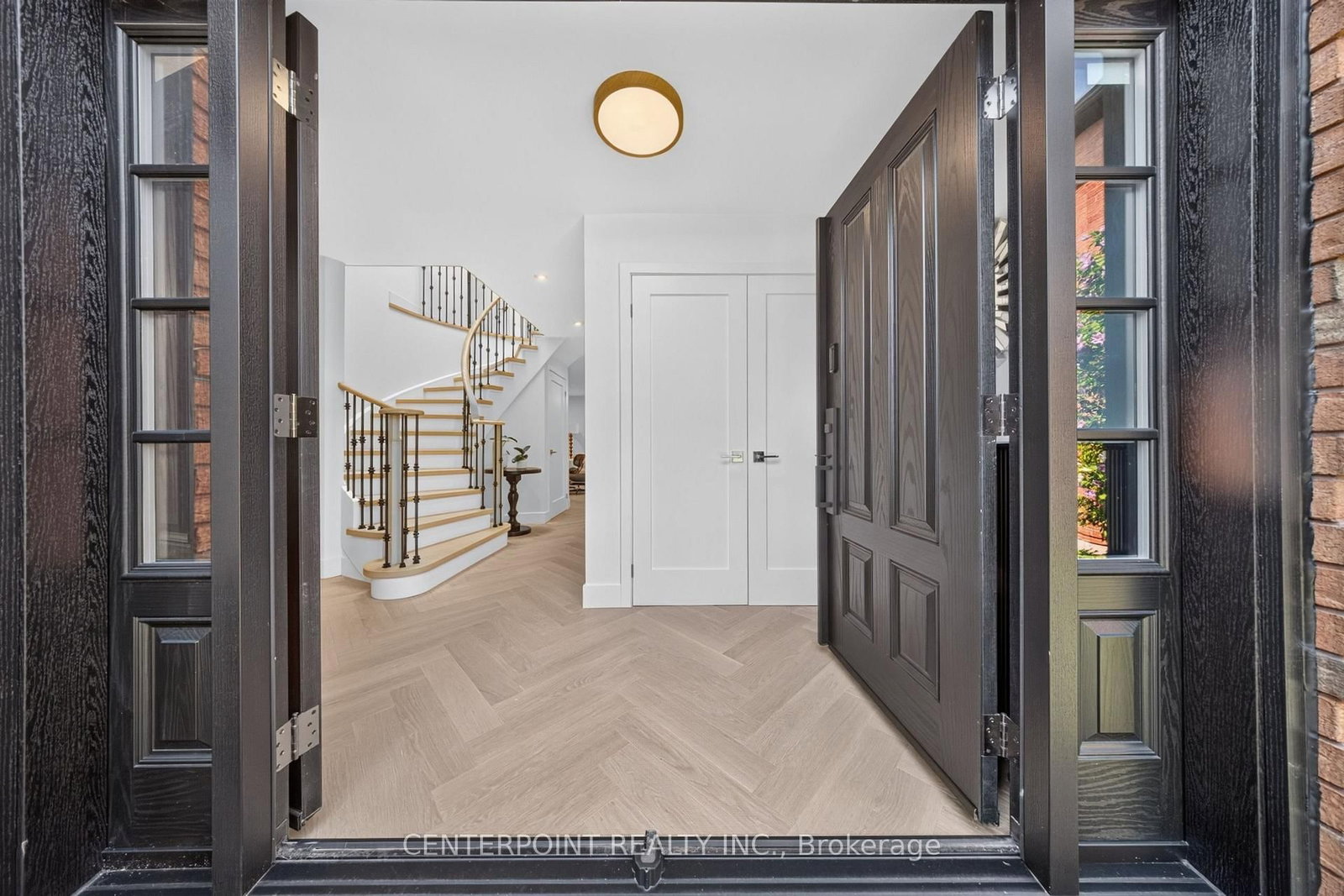 1073 Grandeur Crescent • Oakville, ON photo 1