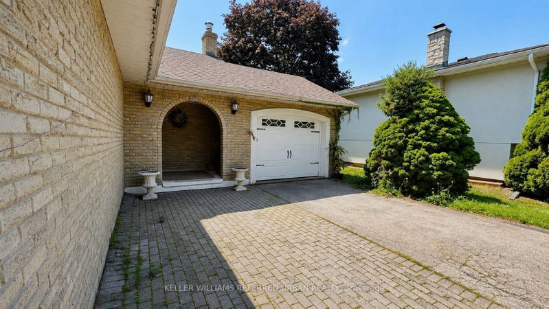 2255 Urwin Crescent