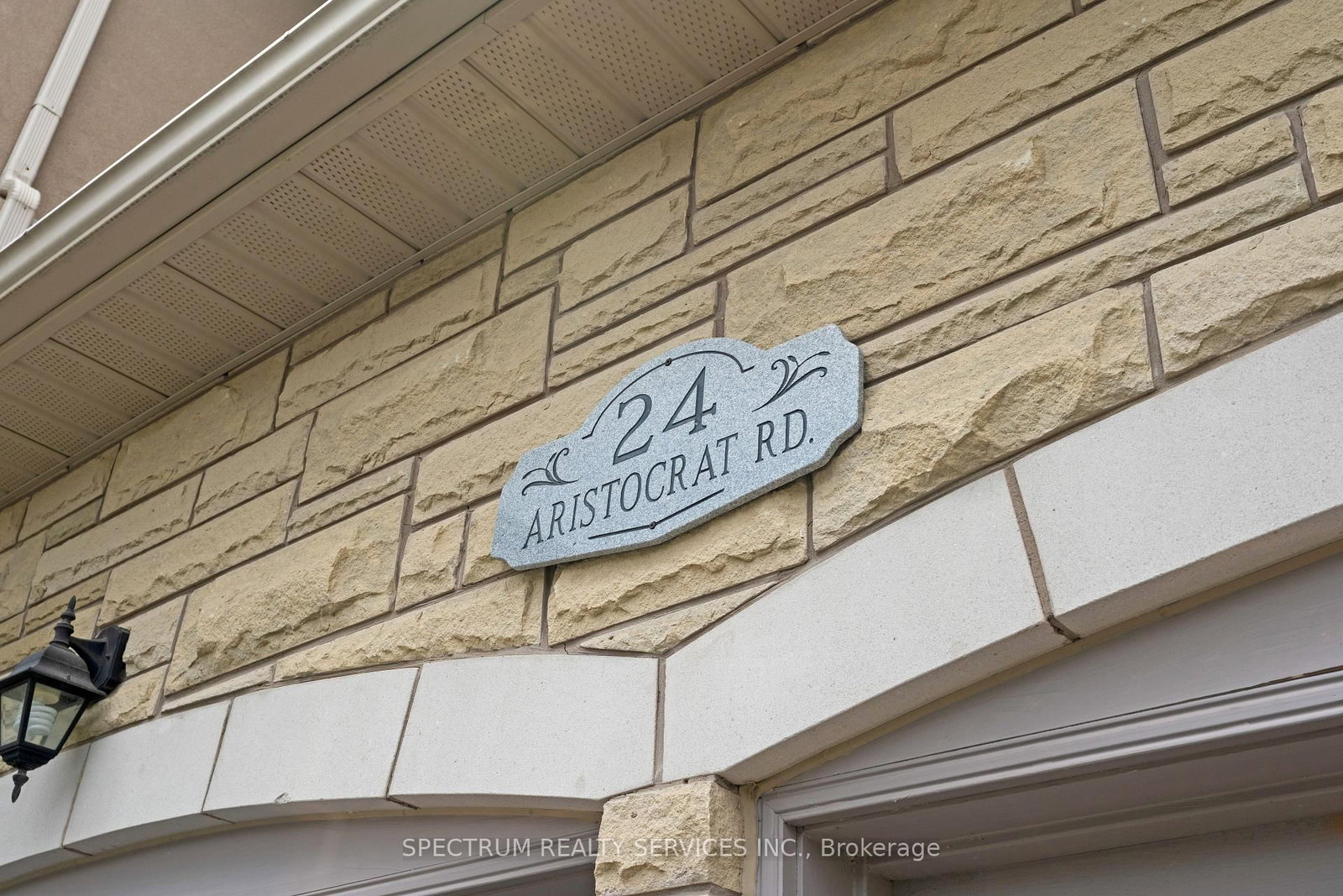 24 Aristocrat Brampton,ON L6P 1X7 — Photo 2