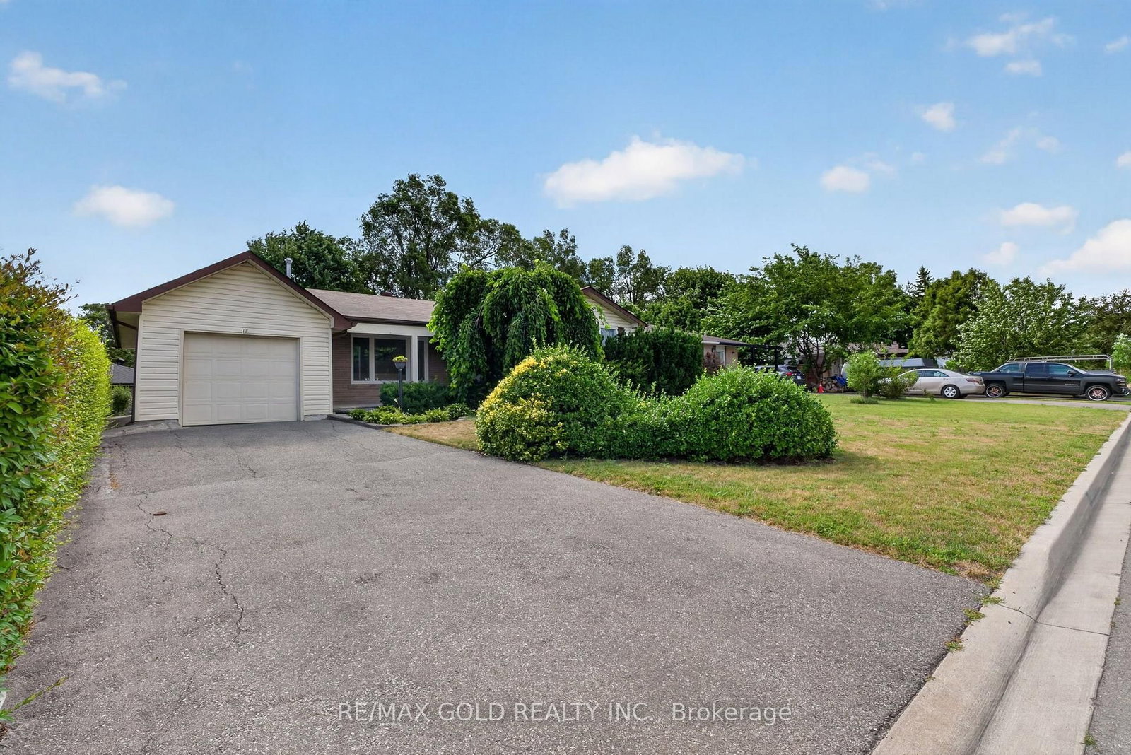 18 Esplanade Road • Brampton, ON photo 2