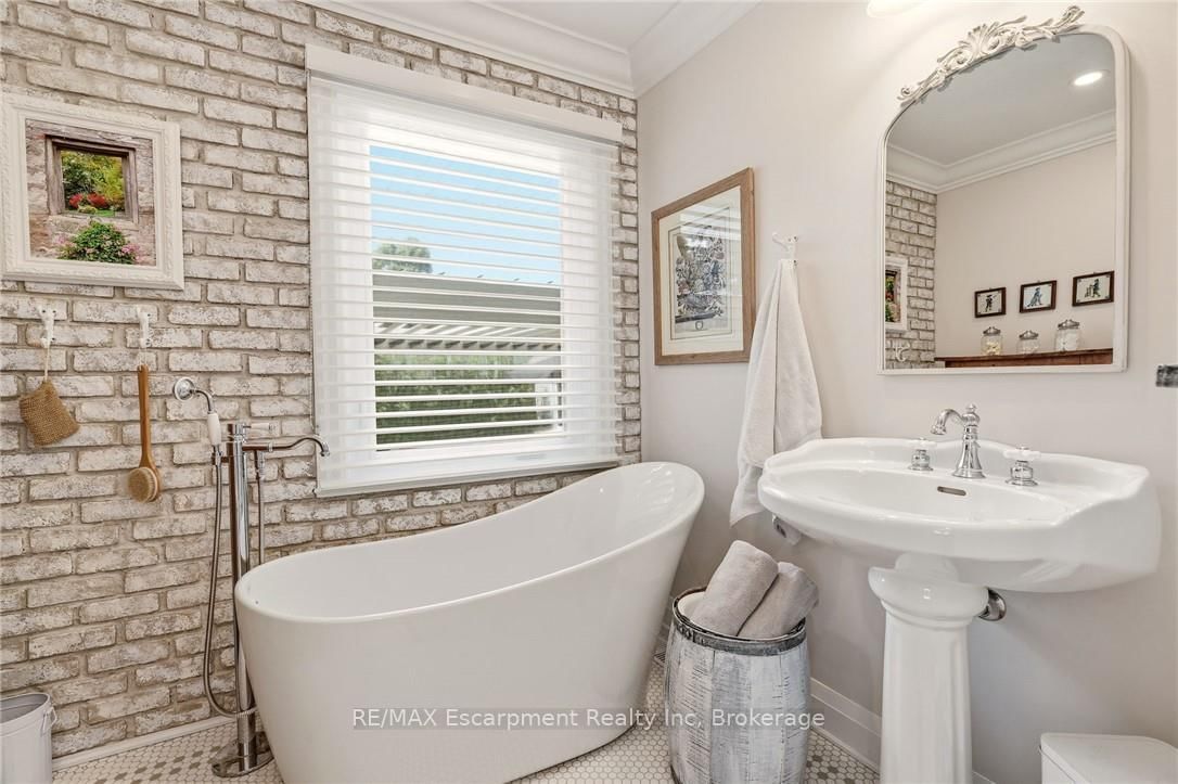 Detached House sold at 2113 Courtland Drive, Burlington, Ontario, L7R 1R7 - Brant - MLS: W13644792