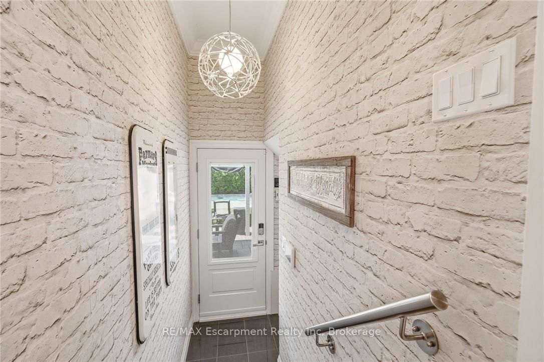 Detached House sold at 2113 Courtland Drive, Burlington, Ontario, L7R 1R7 - Brant - MLS: W13644792