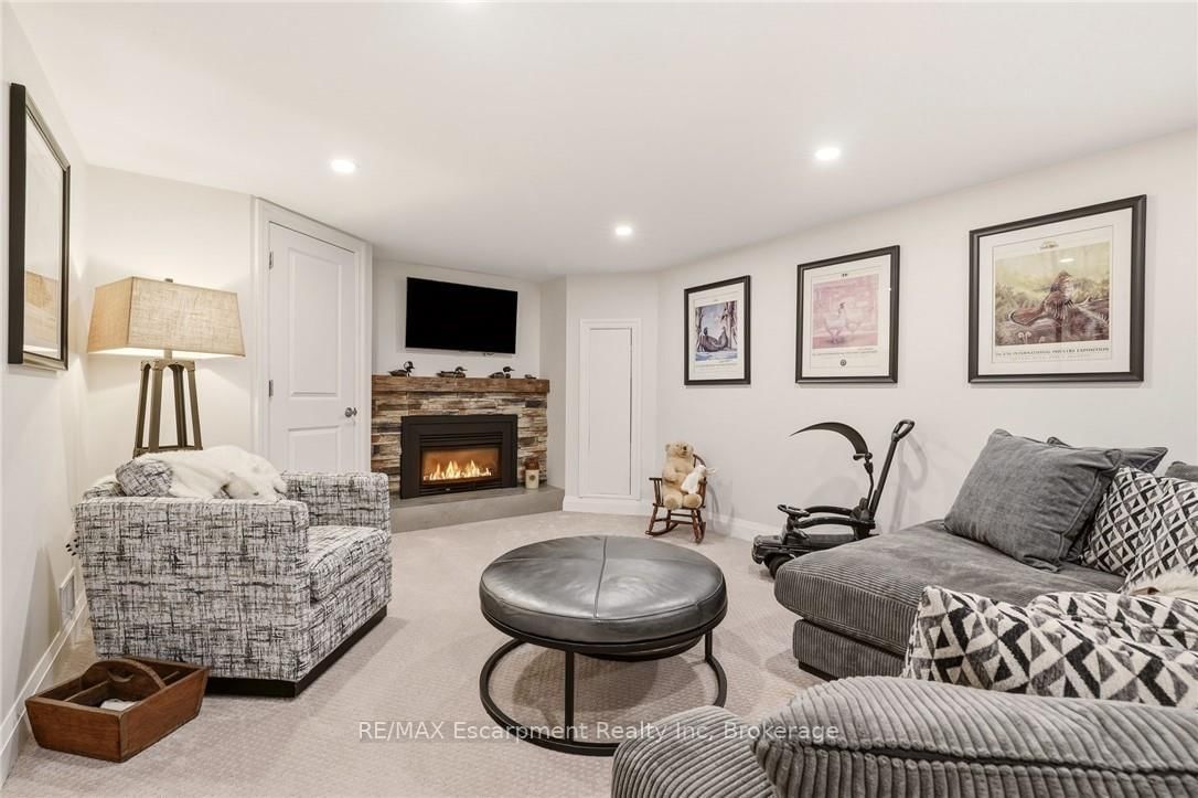 Detached House sold at 2113 Courtland Drive, Burlington, Ontario, L7R 1R7 - Brant - MLS: W13644792