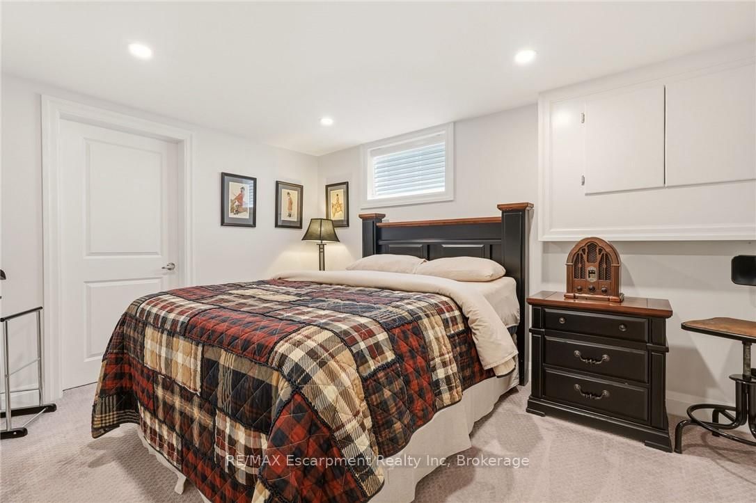 Detached House sold at 2113 Courtland Drive, Burlington, Ontario, L7R 1R7 - Brant - MLS: W13644792