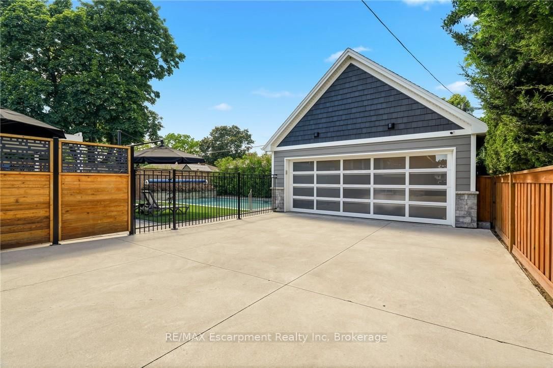 Detached House sold at 2113 Courtland Drive, Burlington, Ontario, L7R 1R7 - Brant - MLS: W13644792